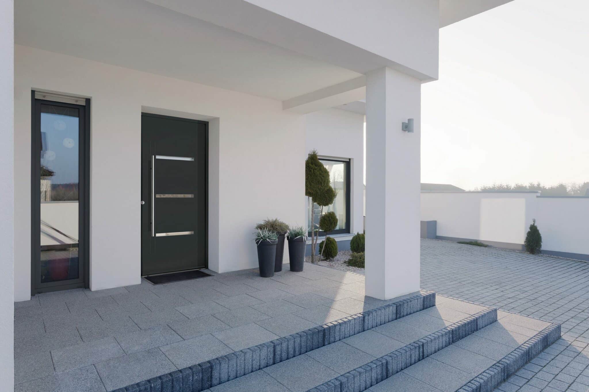 Entrée de maison à Pau avec escaliers et porte alu