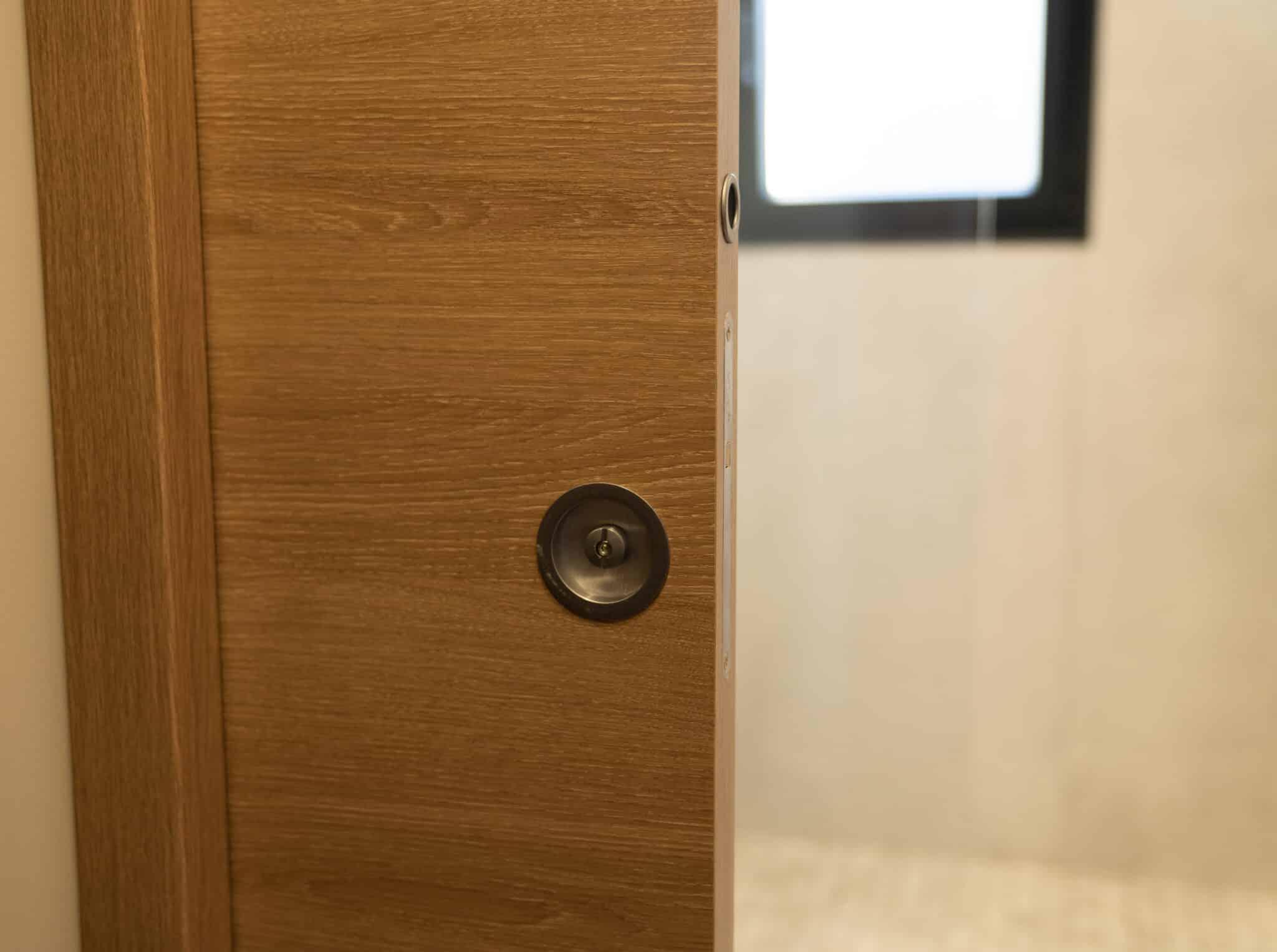 détail de porte en bois coulissante à galandage