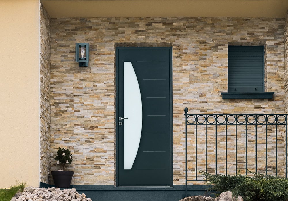 Entrée en brique avec porte d'entrée en alu Pau