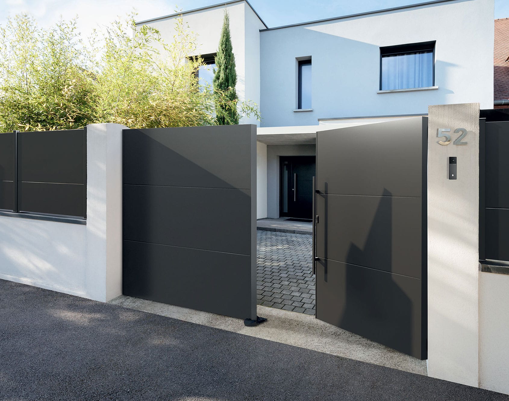 Maison contemporaine avec portail plein alu gris