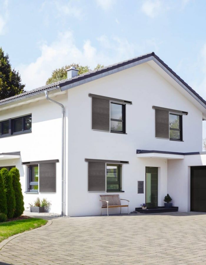 Maison moderne avec volets en alu gris coulissants